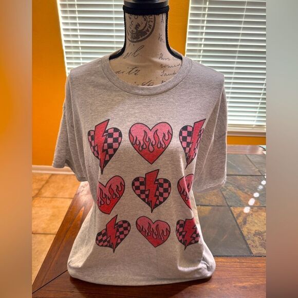 Valentines Day heart graphic shirt - Picture 1 of 5